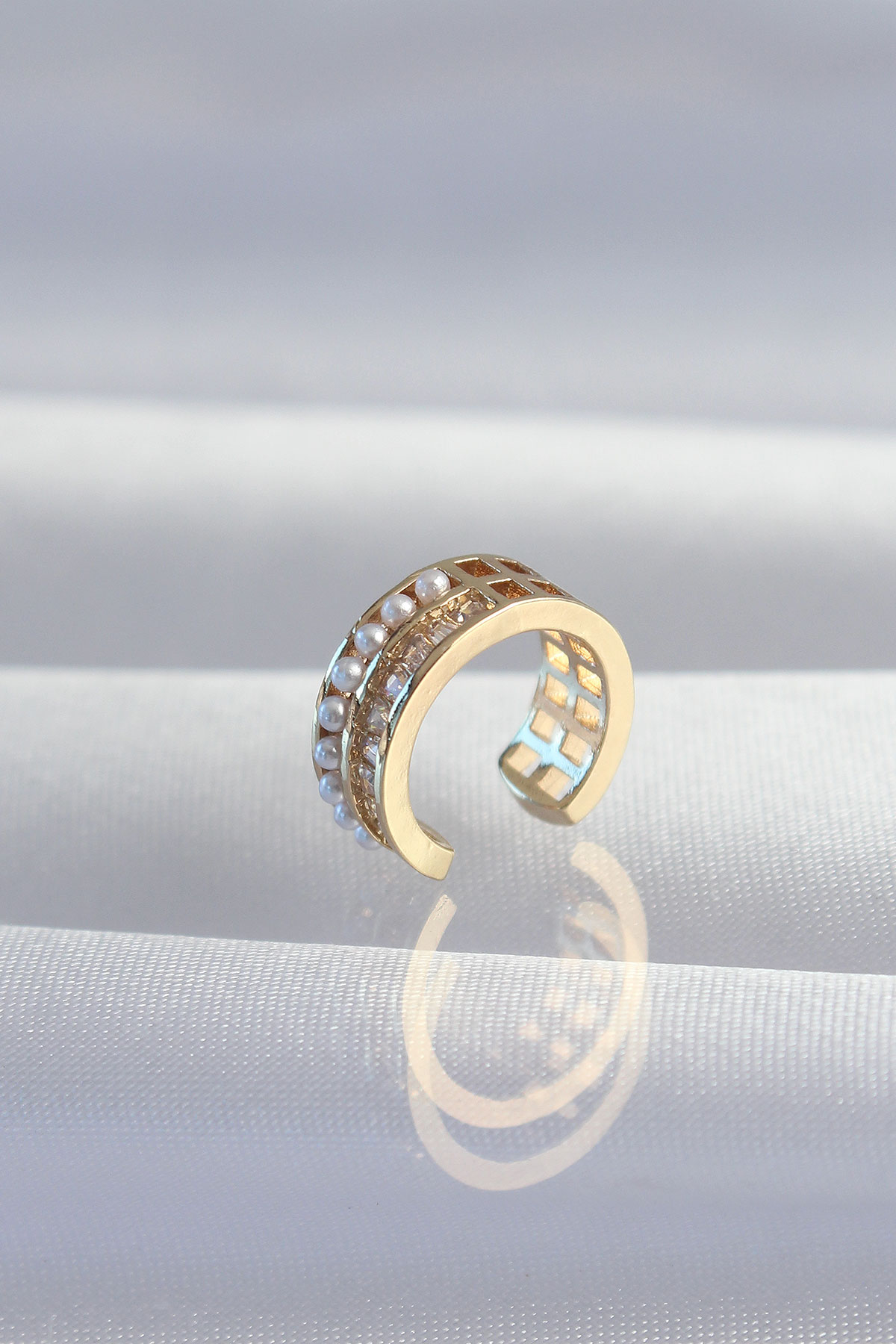 Pirinç Gold Renk İncili Baget Taşlı Earcuff Küpe - TJ-BKP9339 Pirinç Gold Renk İncili Baget Taşlı Earcuff Küpe - TJ-BKP9339
