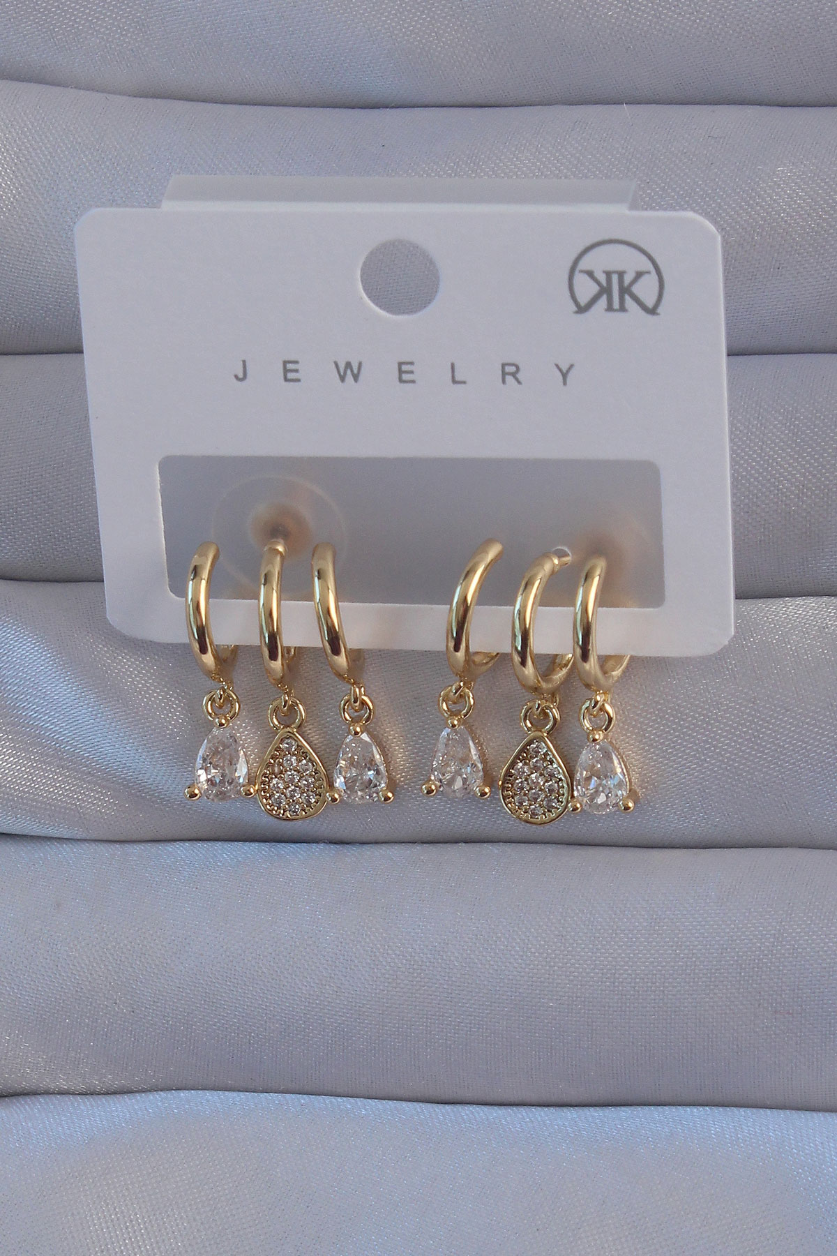 Pirinç Gold Renk Zirkon Taşlı Damla Model Çoklu Görünüm Yarım Halka Küpe - TJ-BKP9139 Pirinç Gold Renk Zirkon Taşlı Damla Model Çoklu Görünüm Yarım Halka Küpe - TJ-BKP9139
