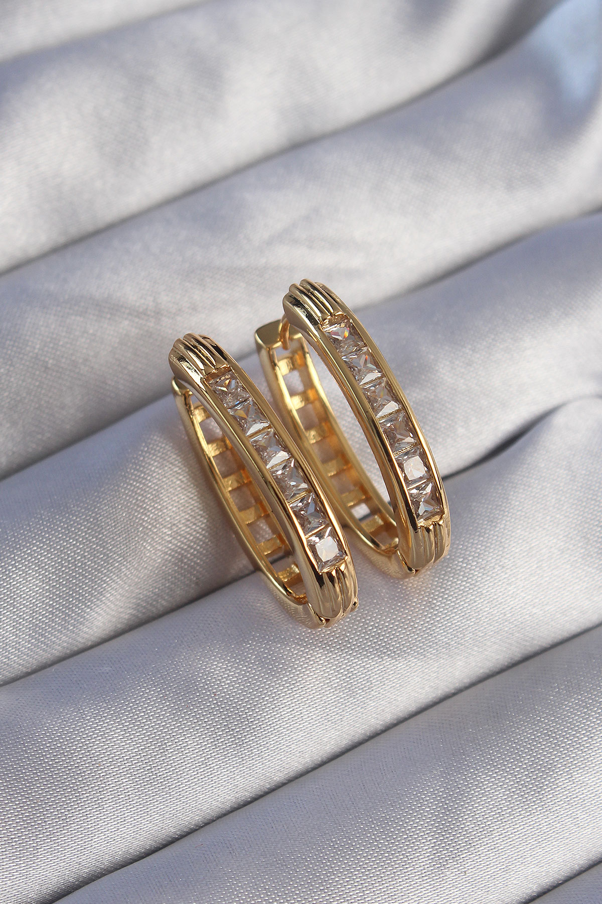 Pirinç Gold Renk Zirkon Taşlı Oval Model Küpe - TJ-BKP9079 Pirinç Gold Renk Zirkon Taşlı Oval Model Küpe - TJ-BKP9079